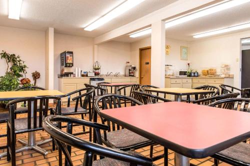 a cafeteria with tables and chairs and a kitchen at Econo Lodge in Holland