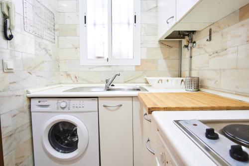 Kuchyň nebo kuchyňský kout v ubytování Escoberos Courtyard Duplex by Valcambre