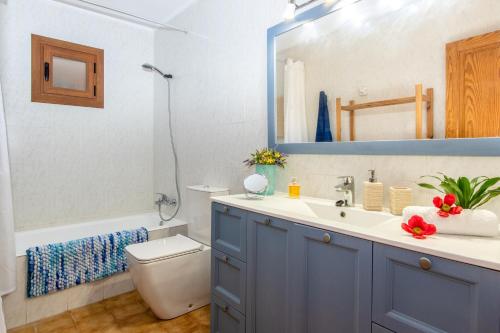 ポリェンサにあるVilla Granoters By homevillas360のバスルーム(洗面台、トイレ、鏡付)