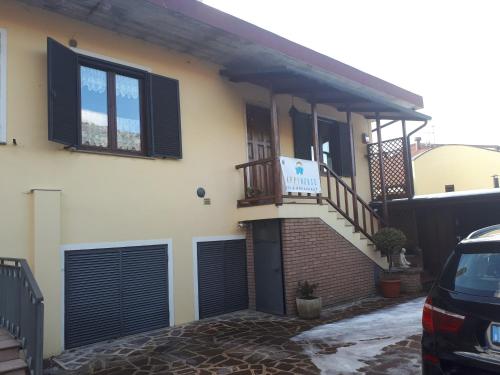Casa con persianas negras y balcón en Happy House, en Coppito