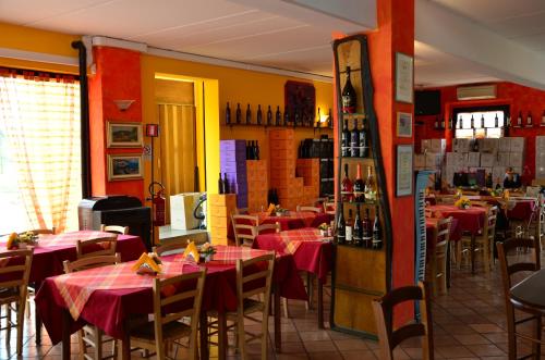 un restaurant avec tables et chaises et nappes rouges dans l'établissement Là Di Anselmi, à Palazzolo dello Stella