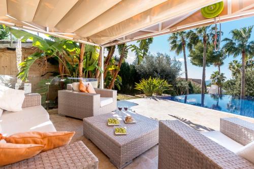 アルクーディアにあるAlcanada Paradise - Private Pool & Sea Viewの屋外パティオ(白い家具付)、スイミングプールを提供しています。