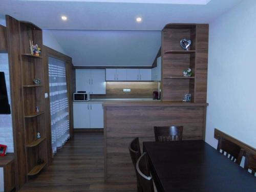 Virtuvė arba virtuvėlė apgyvendinimo įstaigoje Vihren Boutique Apartment