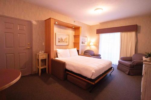 Postel nebo postele na pokoji v ubytování Essenhaus Inn & Conf. Center