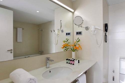 uma casa de banho com um lavatório e um espelho em Altafulla Mar Hotel em Altafulla