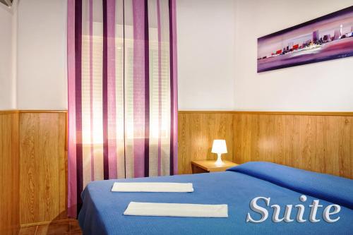 Un dormitorio con una cama azul con un signo de sonrisa. en Irati, en Benidorm