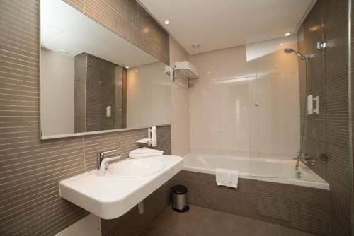 y baño con lavabo y bañera. en ONOMO Hotel Rabat Terminus, en Rabat
