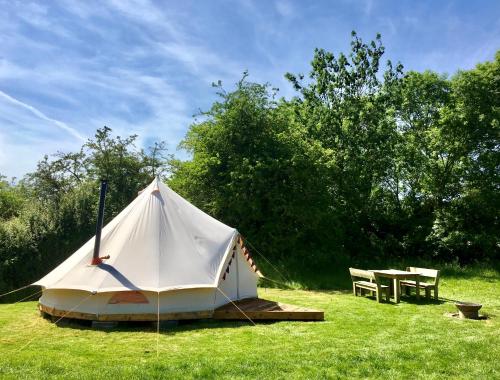 En hage utenfor Cotswolds Camping at Holycombe