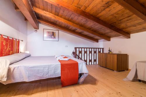 カーラゴノネにあるAffittaSardegna-CASA PEDRA 2の木製の天井が特徴のベッドルーム1室(ベッド1台付)
