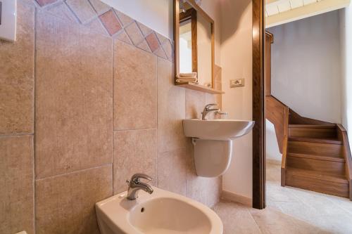 カーラゴノネにあるAffittaSardegna-CASA PEDRA 2のバスルーム(洗面台、トイレ付)
