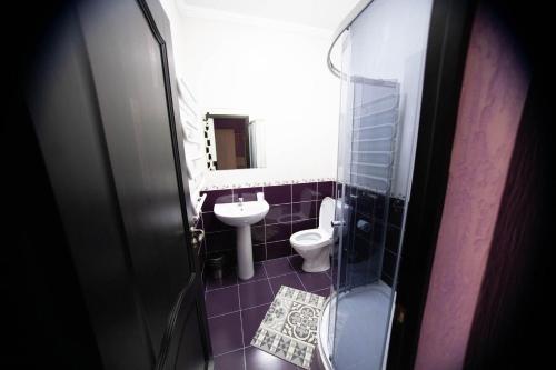 Kylpyhuone majoituspaikassa Volna Hotel