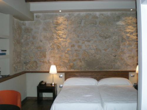A bed or beds in a room at Posada La Casona de Valbuena