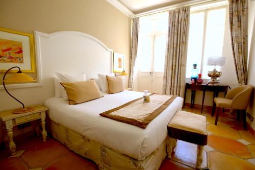 サント・マキシムにあるホテル ロイヤル ボン レポのベッドルーム(大型ベッド1台、窓付)