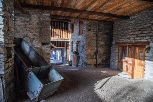 een kamer met een oude koffer in een stenen gebouw bij Maison De Meuny in Courmayeur