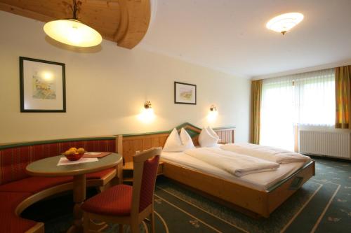 Postel nebo postele na pokoji v ubytování Alpenhotel Neuwirt