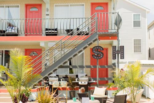 una escalera que conduce a un edificio con puertas rojas en The Shore House, en Wildwood