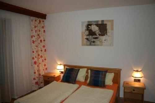 ein Schlafzimmer mit 2 Betten und 2 Lampen an Tischen in der Unterkunft Haus Zillertal am Achensee in Maurach