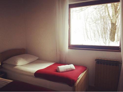Baške Oštarije的住宿－Mountain Pearl Velebit，一间小卧室,配有床和窗户
