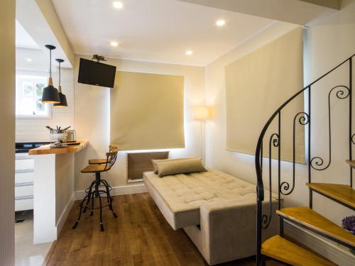 Habitación pequeña con cama y cocina en Place des Amis, en Campos do Jordão