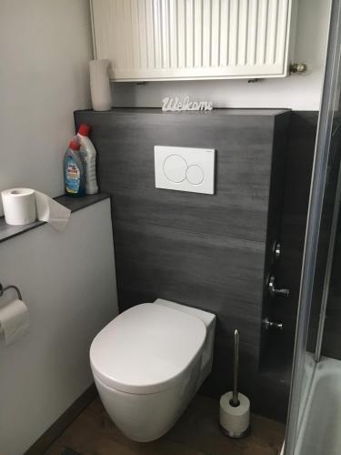 un bagno con un water bianco e una parete nera di Ferienwohnung Eport a Bendorf