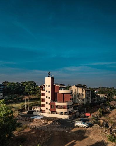 a building with a car parked in front of it at Pooja Villa Suites-Rooms and Pool, Igatpuri in Igatpuri