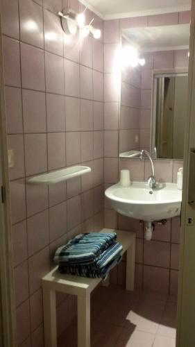 W łazience znajduje się umywalka, lustro i ręcznik. w obiekcie B&B Metropolitan Taranto w mieście Tarent