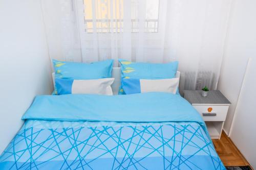 貝爾格勒的住宿－Barbara，一间小卧室,配有蓝色的床和蓝色枕头
