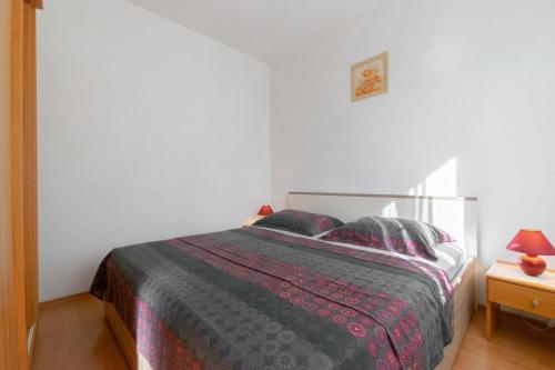 ein Schlafzimmer mit einem Bett in einem weißen Zimmer in der Unterkunft Apartment Valbandon, Istia 2 in Fondole