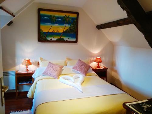 um quarto com uma grande cama branca e 2 candeeiros em Gites De La Cote D'emeraude em Dinard
