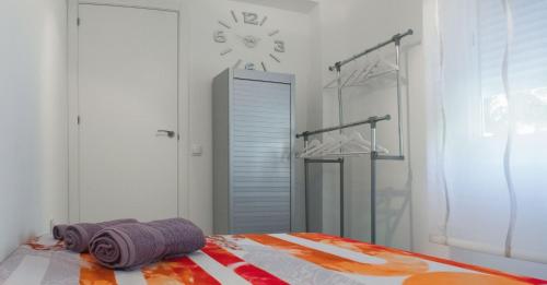バレンシアにあるApartment Marchalenesのベッドルーム1室(紫色のタオルが付いたベッド1台付)