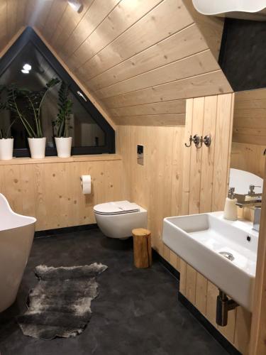 łazienka z białą umywalką i toaletą w obiekcie ChochołowskieSpanie w Chochołowie