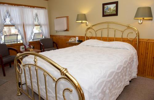 a bedroom with a large white bed in a room at Myer Country Motel in Milford