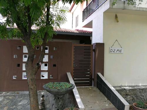 D2Pie Homestay في سوبانغ جايا: عماره فيها شجر قدام عماره