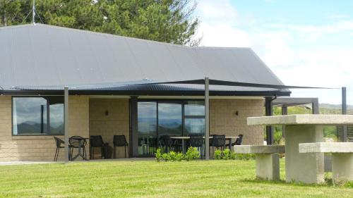 a house with a metal roof and a table at Inverlair Lodge in Oturehua