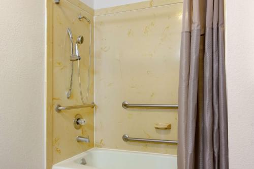 y baño con ducha, bañera y cortina de ducha. en Studio 6-Alexandria, LA, en Alexandria