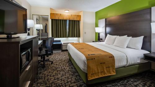 A bed or beds in a room at Best Western Crown Inn & Suites - Batavia