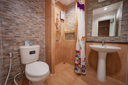 La salle de bains est pourvue de toilettes et d'un lavabo. dans l'établissement Maenam Villa Hotel, à Mae Nam Beach