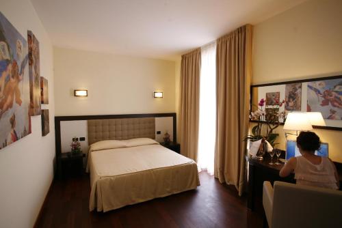 Un pat sau paturi într-o cameră la Hotel Le Macine