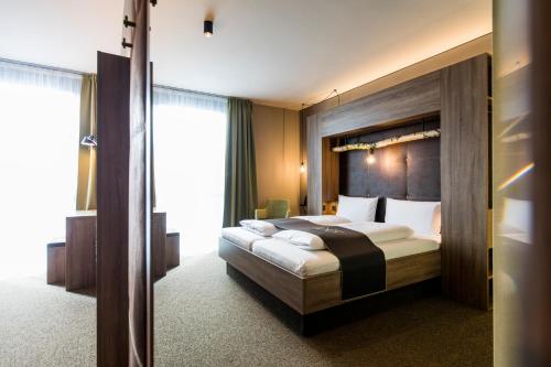 Ένα ή περισσότερα κρεβάτια σε δωμάτιο στο RiKu HOTEL Pfullendorf