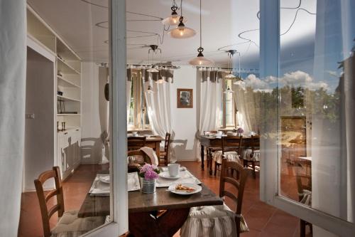 Agriturismo Tra Le Vigne في Buttrio: غرفة طعام مع طاولة وبعض الكراسي