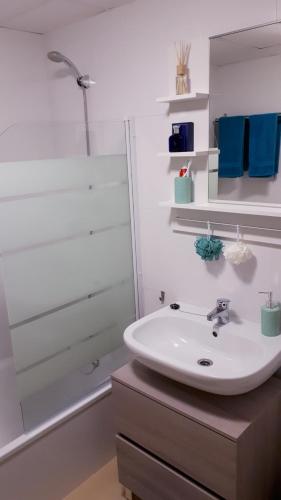 a bathroom with a sink and a shower at Luxe appartement on Mar Menor Golf Resort with Padel, Fitness, Wellness facilities in Torre-Pacheco