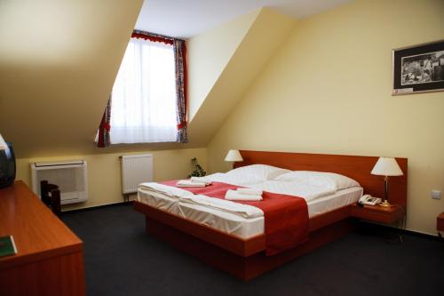Postel nebo postele na pokoji v ubytování Lipa Hotel és Étterem