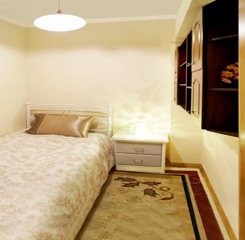 アラコバにあるMelandrinos Apartmentのベッドルーム1室(白いベッド1台、ナイトスタンド、ベッドサイドサイドサイドサイドサイドサイドサイドサイドサイドサイドサイドサイドサイドサイドサイドサイドサイドサイドサイドサイドサイドサイドサイドサイドサイドサイドサイドサイドサイドサイドサイドサイドサイドサイドサイドサイドサイドサイドサイドサイドサイドサイドサイドサイドサイドサイドサイドサイドサイドサイドサイドサイドサイドサイドサイドサイドサイドサイドサイドサイドサイドサイドサイドサイドサイドサイドサイドサイドサイドサイドサイドサイドサイドサイドサイドサイドサイドサイドサイドサイドサイドサイドサイドサイドサイドサイドサイドサイドサイドサイドサイドサイドサイドサイドサイドサイドサイドサイドサイドサイドサイドサイドサイドサイドサイドサイドサイドサイドサイドサイドサイドサイドサイドサイドサイ