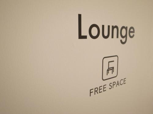 a sign with the words lounge and a free space at Guesthouse Banvina in Kagoshima
