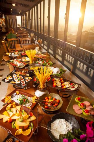 コンヤにあるBablin Butik Otelの長いテーブル