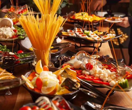 コンヤにあるBablin Butik Otelのテーブルの上にたくさんの食べ物の皿が置かれている