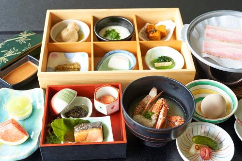 a wooden box filled with different types of food at Kasuitei Ooya in Fujikawaguchiko
