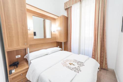 Habitación de hotel con cama y espejo en Lemei House, en Roma