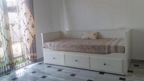 ラ・エラドゥーラにあるHerradura Tropicalの白いベッド(枕付)が備わるベッドルームです。