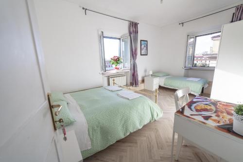 a small bedroom with two beds and a table at Meile House in Rome